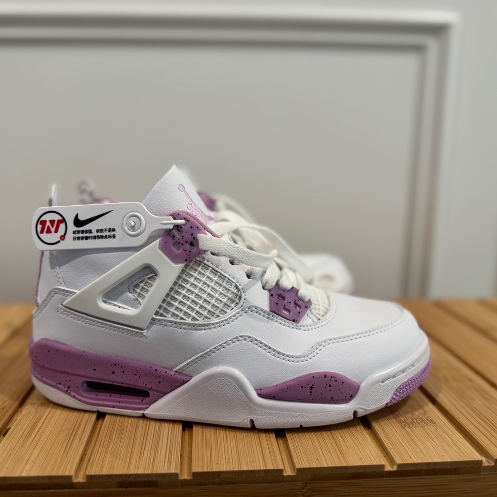 Air Jordan 4 Retro White
Pink Oreo